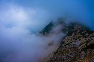nuages blancs sur les sommets des pré-alpes vénitiennes photo