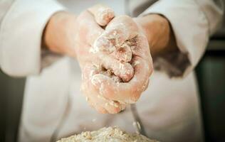 cuisine chef en train de préparer biologique pâte pour une cuire photo