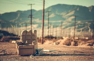 vieux inclinable chaise et autre poubelle dans le milieu de Californie désert photo