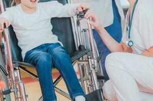 fille sur une fauteuil roulant dans hôpital photo