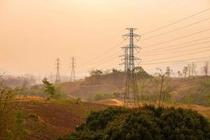 poteau haute tension sur la montagne photo