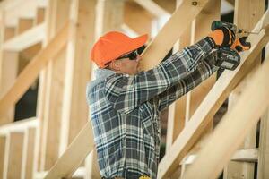 homme travail sur le maison photo