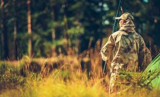 caucasien chasseur dans le sauvage photo