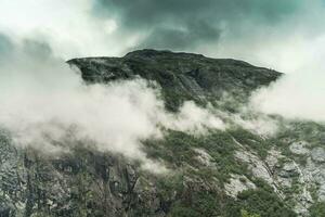 Montagne couvert par des nuages photo