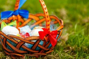 panier de Pâques des œufs sur vert herbe à ensoleillé journée. photo