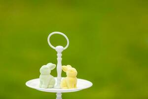 Pâques décoration avec sucre lapins, oeufs et fleurs. photo