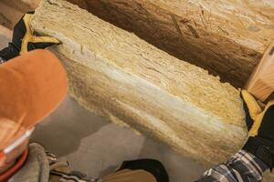 minéral bois isolant installation à l'intérieur en bois mur photo