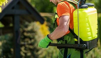 professionnel jardinier équipé avec pompe pulvérisateur photo