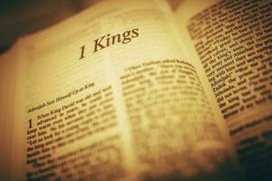 adoniya le roi. Bible en train de lire photo