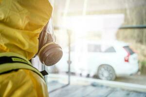 Hommes dans Hazmat suite à la recherche à l'extérieur le fenêtre photo