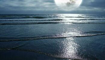 océan et le lune photo