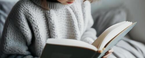 Jeune fille dans blanc cardigan en train de lire ouvert livre, connaissance et enfant en train de lire concept, génératif ai photo