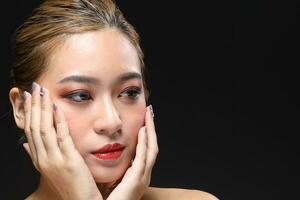 Sud est asiatique magnifique Jeune Dame mode maquillage cosmétique photo