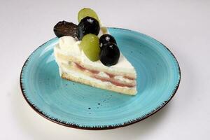 vert noir grain de raisin fruit crème couche gâteau sur rustique bleu assiette plus de blanc Contexte photo