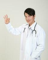 Jeune asiatique Masculin médecin portant tablier uniforme tunique tablier tenir photo