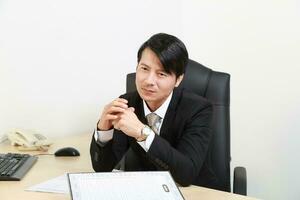 Jeune asiatique homme femme portant affaires Bureau costume chaise table ordinateur blanc Contexte photo