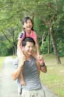 Sud est asiatique Jeune père mère fille fils parent garçon fille enfant activité en plein air parc photo