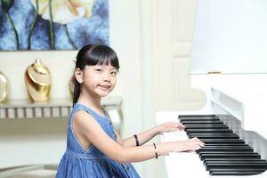 Sud est asiatique Jeune père mère fille parent fille enfant activité intérieur photo