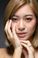 Sud est asiatique magnifique Jeune Dame mode maquillage cosmétique photo
