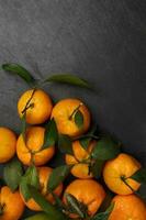 mandarin Orange vert feuille bois Caisse boîte Haut vue copie texte espace Cadre sur noir ardoise Contexte photo