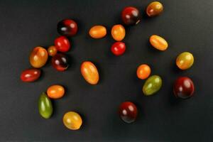 Frais mûr mixte tomate vérité assorti Couleur sur noir Contexte photo