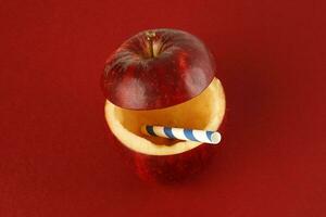 santé rouge Couper Pomme recyclable papier paille jus boisson idée concept sur rouge Contexte photo