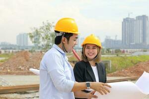 Sud est asiatique construction ouvrier ingénieur la gestion à construction site difficile sécurité chapeau casque photo