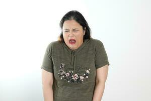 Jeune plus Taille Sud est asiatique femme pose visage expression émotion sur blanc Contexte répugnant photo