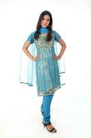 Sud est asiatique Indien course ethnique origine femme portant Indien robe costume salwar kameez multiracial communauté sur blanc Contexte photo