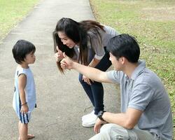 Sud est asiatique Jeune père mère fille fils parent garçon fille enfant activité en plein air parc photo