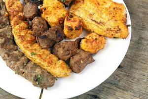 mixte charbon grillé plat poulet du boeuf viande de mouton chèvre Viande shish kebab tawak milieu est arabe en bois table photo