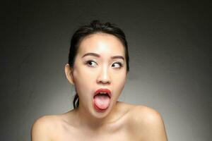 Jeune magnifique asiatique femme faciale expression photo