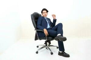Sud est asiatique malais homme faciale expression asseoir sur chaise sourire photo