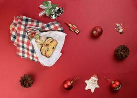 Noël Noël décoration ornement cloche cadeau vérifié en tissu tissu emballage tranché volé fruit gâteau nourriture pin fruit sur rouge Contexte photo