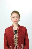 Jeune attrayant asiatique femme traditionnel Nyonya kebaya partager sur blanc Contexte photo