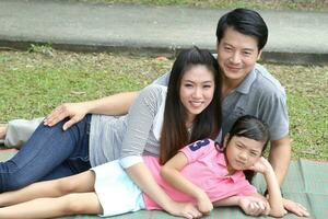 Sud est asiatique Jeune père mère fille fils parent garçon fille enfant activité en plein air parc photo