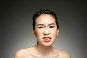 Jeune magnifique asiatique femme faciale expression photo