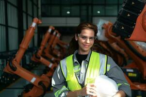 portrait de femelle ingénieur avec le mission de audit, essai, amélioration Logiciel et calibrer la robotique bras. photo