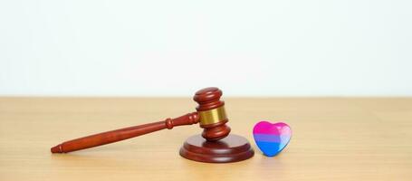 la bisexualité, lgbtq loi et fierté mois concepts. marteau Justice marteau avec violet, rose et bleu cœur forme pour lesbienne, gay, bisexuel, transgenres, queer, intersexe photo