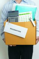 démission, Licencier, chômage, rejeter, emploi arrêter, sans emploi et adieu concept. homme d'affaire en portant lettre de démissionner Contrat avec les documents papier carton boîte à Bureau photo