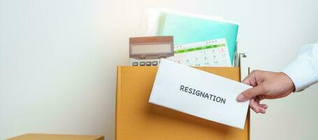 démission, Licencier, chômage, rejeter, emploi arrêter, sans emploi et adieu concept. homme d'affaire en portant lettre de démissionner Contrat avec les documents papier carton boîte à Bureau photo