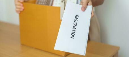 démission, Licencier, chômage, rejeter, emploi arrêter, sans emploi et adieu concept. homme d'affaire en portant lettre de démissionner Contrat avec les documents papier carton boîte à Bureau photo