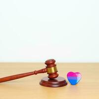 la bisexualité, lgbtq loi et fierté mois concepts. marteau Justice marteau avec violet, rose et bleu cœur forme pour lesbienne, gay, bisexuel, transgenres, queer, intersexe photo