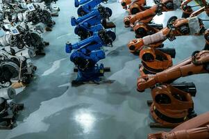 robot entrepôt, une endroit à boutique robotique bras à inspecter, programme et tester avant livrer à clients. photo