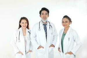 asiatique malais chinois Masculin femelle Trois médecins posant sur de soi sourire à la recherche à caméra sur blanc Contexte photo