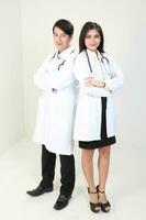 Jeune asiatique Masculin femelle médecin portant tablier uniforme tunique tablier tenir photo