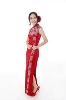 Sud est asiatique chinois course ethnique origine femme portant rouge velours cheongsam avec main cousu séquence travail robe costume sur blanc Contexte photo