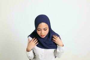 Sud est asiatique malais femme foulard faciale expression surpris Regardez vers le bas photo