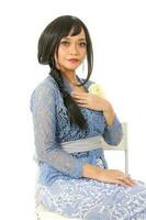 Sud est asiatique malais course ethnique origine femme portant robe costume bleu kebaya multiracial communauté sur blanc Contexte photo