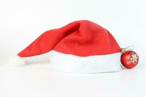 Noël chapeau rouge ornement décoration sur blanc Contexte photo